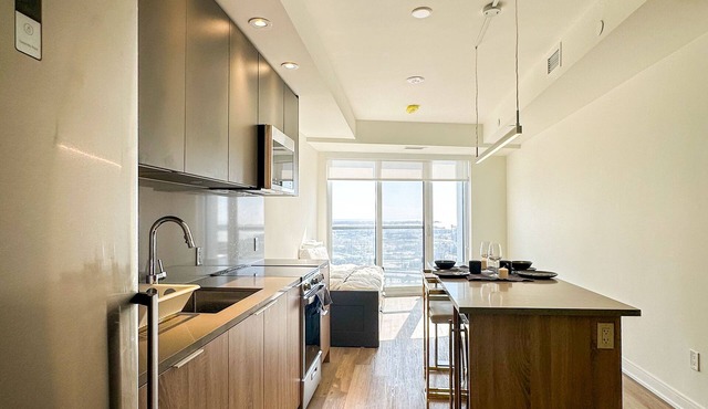 Lake View New Elegant & Spacious Condo at Distillery District, Gym, Pool, Cowork