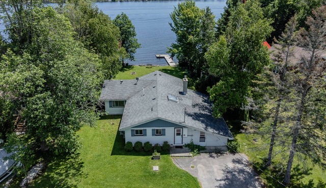 Lake View Waterfront Cottage 4 BDR 1 BATH 46" HDTV Wi-Fi BBQ Patio Deck Sleeps8
