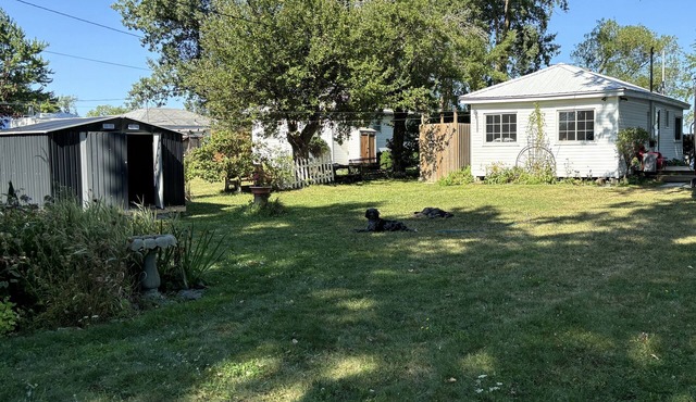 Lakefront 4-bedroom cottage w/AC near The County. Pet-Friendly. Great Fishing!