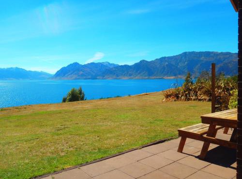 Lakefront Bellevue Lake Hawea Wanaka