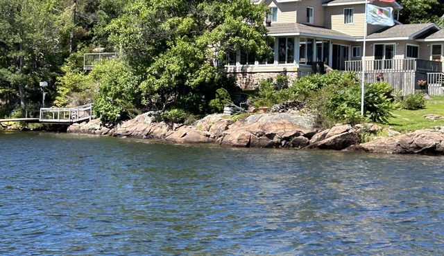 Lakefront Island Cottage, on Georgian Bay in Beautiful Honey Harbour