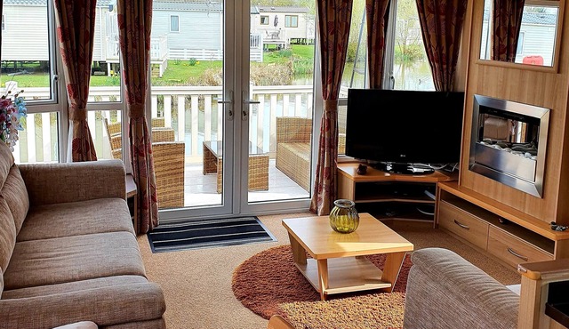 Lakeside 3 bedroom, 8 berth static caravan is set in the heart of the Cotswolds,