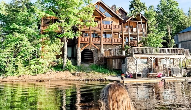 Lakeside, cozy cottage suite, perfect for couple!