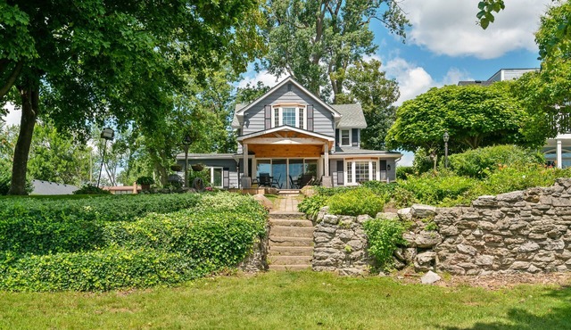 Lakeside Paradise - Private beach - Sleeps 8 - 2.5 baths