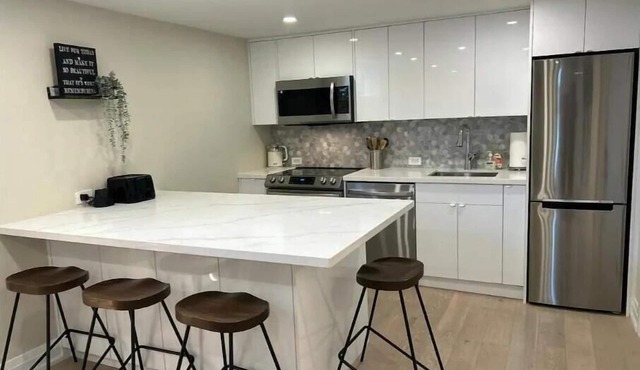 LakeView 2BR: Easy Access & Modern Comfort