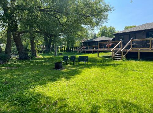 Lakeview Willow Bay Cottages in Harwood