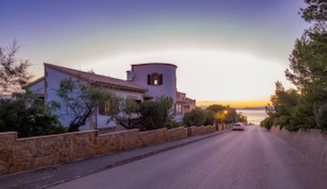 Large apartment in a villa by the sea (Sa Vinya II)