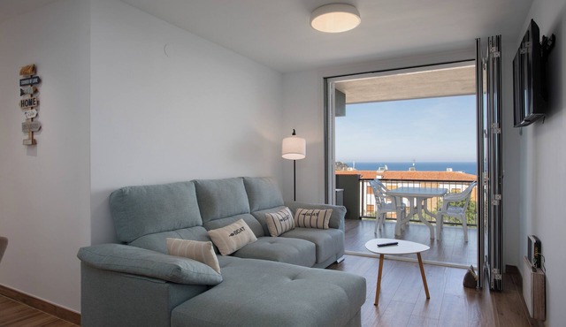 Large apartment with sea views, pool and parking