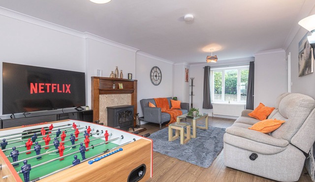 Large Comfy 4BR House | Sleeps 9 | Driveway Park | Games & PS4