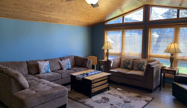 Large family cottage in Grand Bend - Available August 30 - September 3