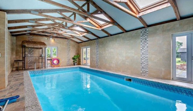 Large farmhouse, heated pool, nr Chester, Parking