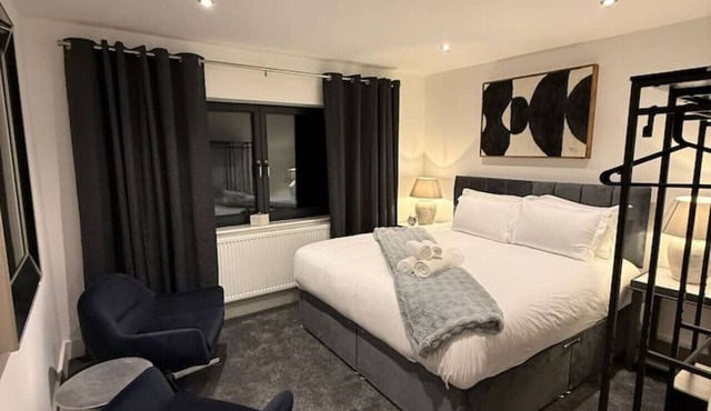 Large Luxury 5BDR Home - 2.5 Bath & Free Parking