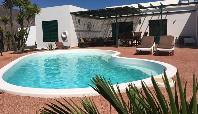Large Luxury Private Detached Villa with heated Pool, Free Wi-Fi