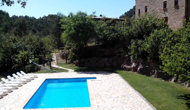 Large rural house with outdoor pool 1 hour from Barcelona.