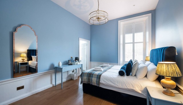 Large Superking Bedroom in City Centre - Room 8 (2nd floor)