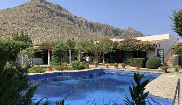 'Las Rosas' - A Picturesque Finca in Private Grounds
