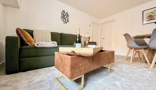 Laurel House, Bright 2-Bed Home, Central Aberdare