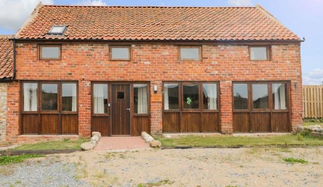 LAVENDER LODGE, pet friendly, character holiday cottage in Withernsea