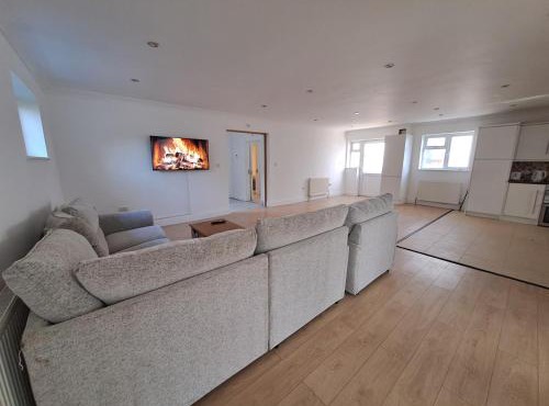 Leafy 5 Bedroom Brentwood House with Parking