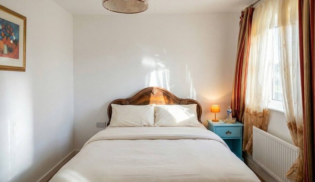 Light-filled retreat with ensuite, workspace and free parking