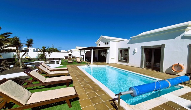 Ligthouse, private heated pool, Prime video, wifi, bbq, ping pong, etc.
