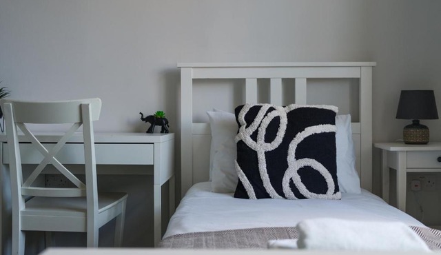 Lily Apartment - Sleeps 3 - Pet friendly - Parking