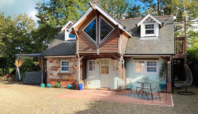 Lily Wood Cottage outside Hurlford