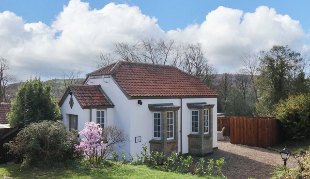LITTLE ACORN, pet friendly, with hot tub in Whitby