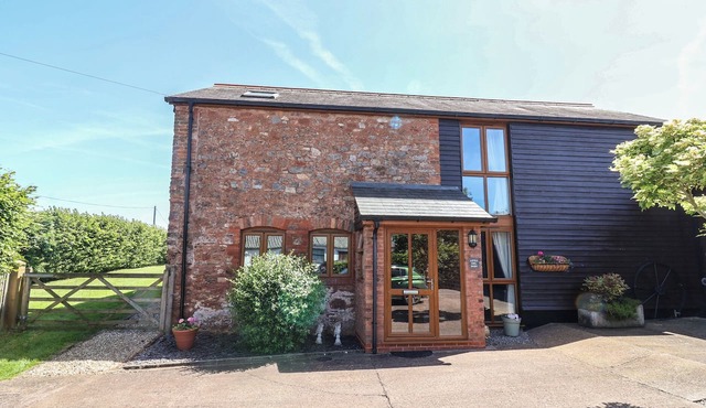 LITTLE OWL BARN, pet friendly, with a garden in Wellington