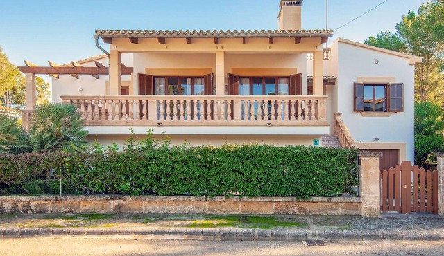 Located in the urban area of Bonaire, a suburb of Alcudia with its own small selection of bars, rest