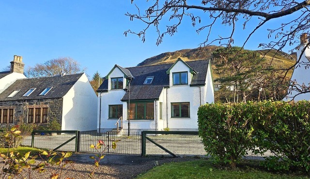 Lochside - sleeps 6 guests in 3 bedrooms