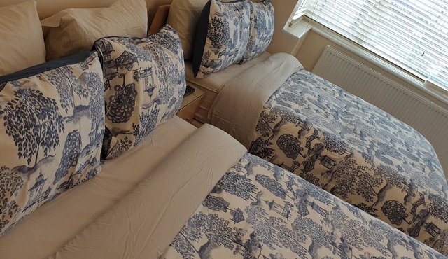 London Luxury 3 Bed Sleeps upto 10, 1 min walk from Redbridge Stn, Free Parking