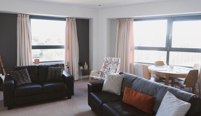 Lovely 2-Bed Flat Glasgow Harbour FREE parking - Pass the Keys