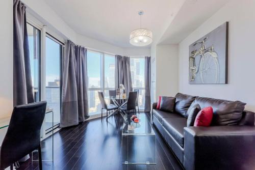 Lovely 2Br Condo with Fabulous View in Downtown Toronto
