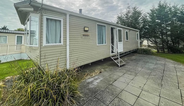 Lovely 6 berth caravan with free WiFi at Steeple Bay Park ref 36118E