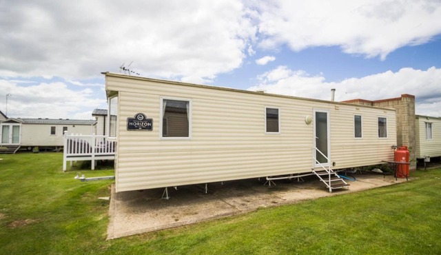 Lovely 8 berth caravan at Naze Marine in Essex ref 17337BR