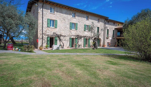 Lovely apartment in villa for 3 guests with pool, A/C, WIFI, close to Sirmione