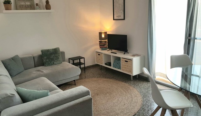 Lovely bright apartment, 550mtr of the beach and free Wifi