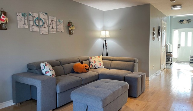 Lovely & cozy 3Bdr | 7 person| 2baths | 1 free driveway parkings | street pkgs