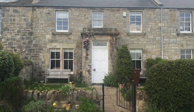 Lovely village house in Gullane! 5 mins walk to beach or golf course!