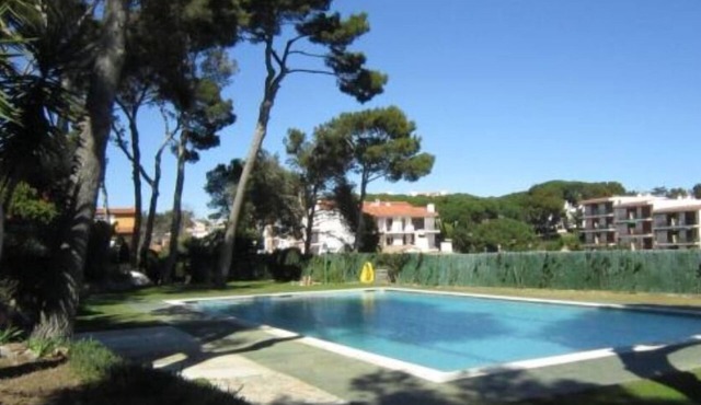 Low with direct access to gardens and POOL. 50m Beach