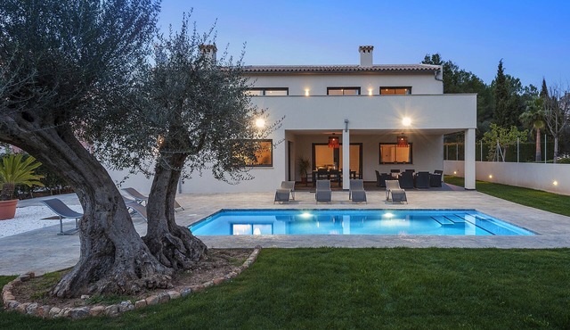 Lujosa Villa Eulalia Romero situated in Mal Pas Alcúdia with Pool