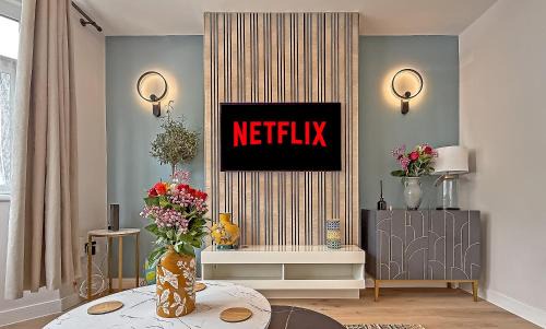 LUTON LUXURY LIVING, Large PREMIUM House, Beautifully Landscaped PRIVATE GARDEN, Newly Refurbished Throughout, PARKING FOR 2 VEHICLES, Great Access to Central Luton & the M1 Motorway