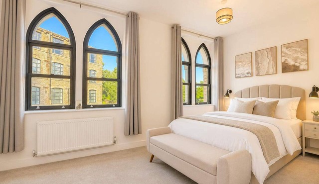 Lux House 2BR - Sleeps 6 - Free Parking - Huddersfield