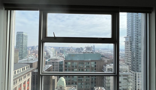 Lux Studio Suite In The Heart Of Downtown Toronto