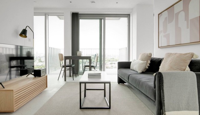 Luxe Aldgate Studio nr Bars & Coffee Shops, by Blueground