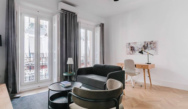 Luxe Palacio 2BR w/Balcony & A/C, nr Bars & Dining, by Blueground