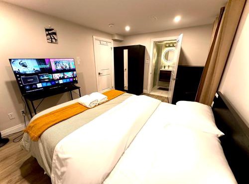 Luxurious 1-Bedroom, 1-Bathroom Suite Near Fairview Mall & Waterloo Airport no Pet allowed