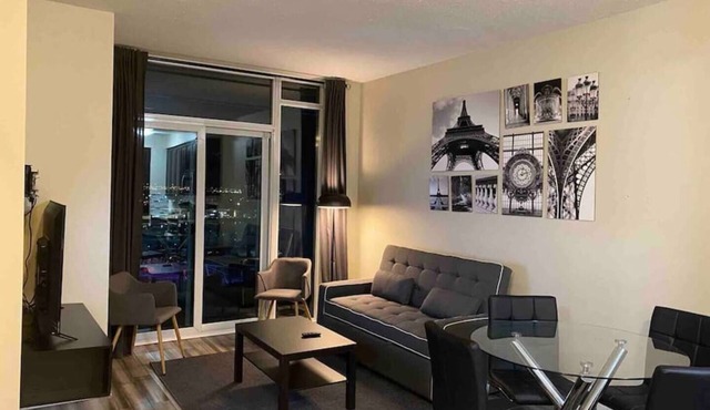 Luxurious 1 Bedroom+ Den, 1 Bath Condo/ Square One