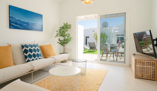 Luxurious A2 in a small complex with communal pool 100m from the sea